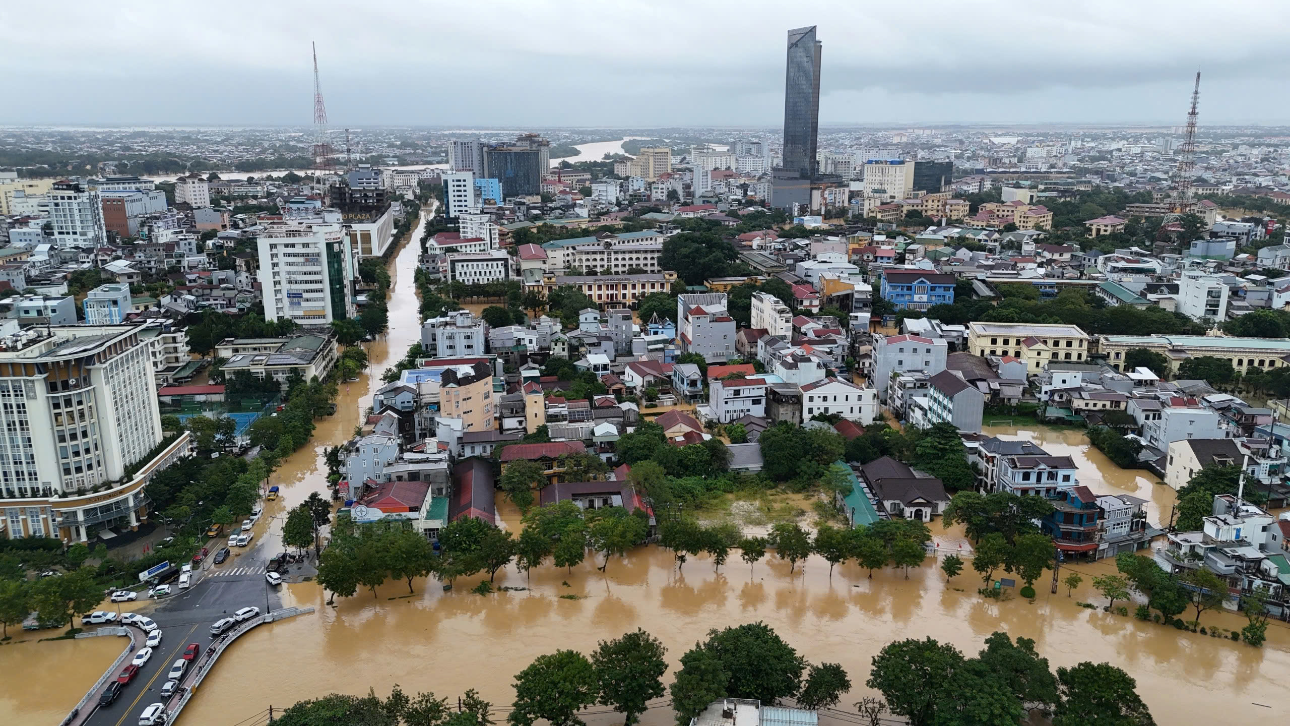 Nước lũ xuống chậm, TP Huế vẫn ngập sâu