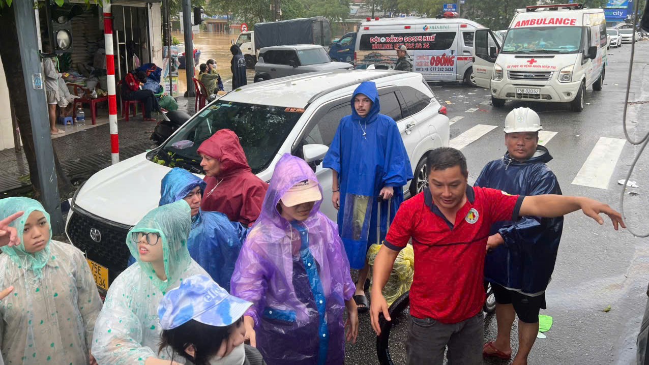 Chúng tôi làm… lơ xe ngày lũ