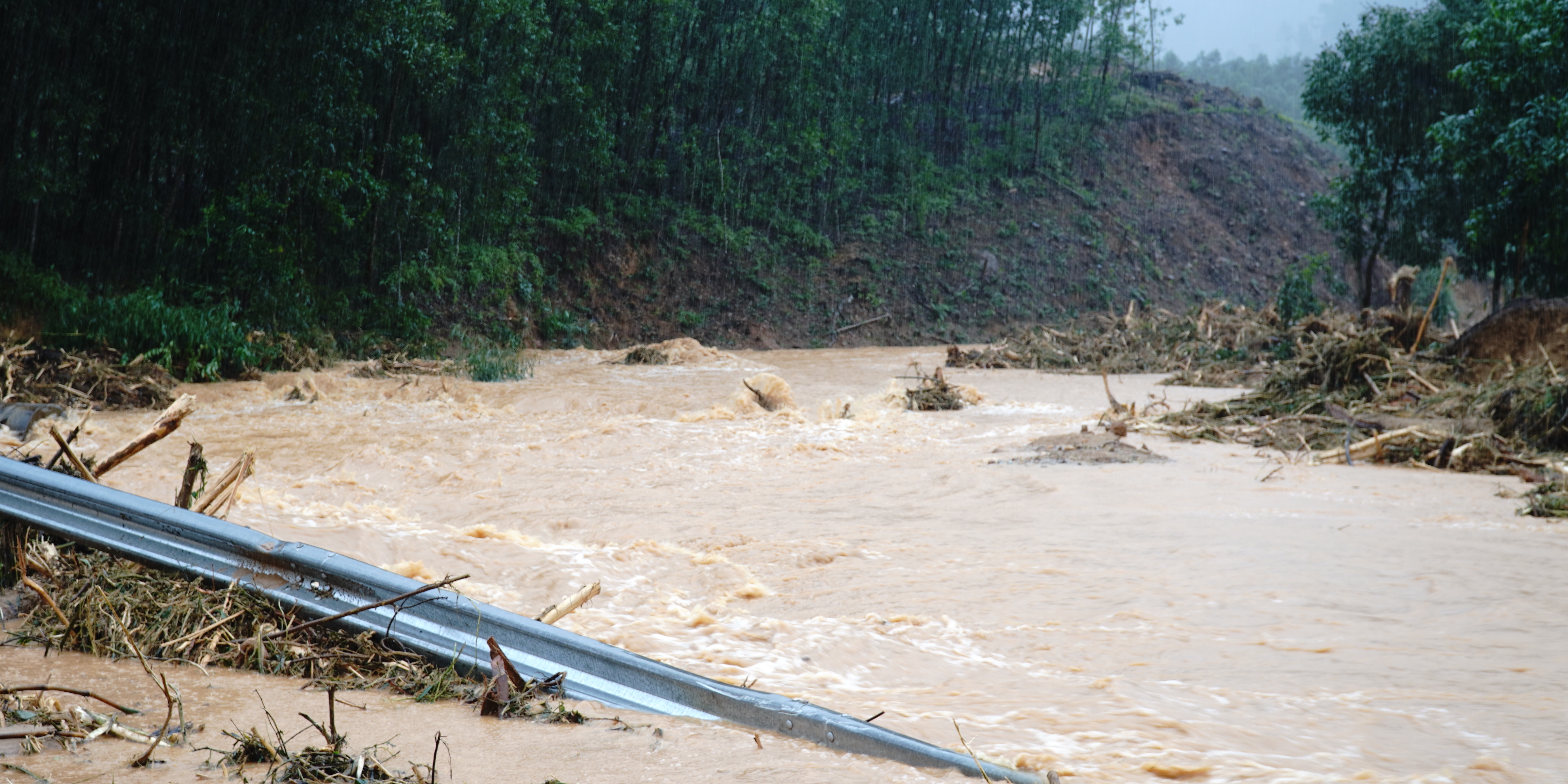 Mưa lớn chưa dứt, hồ chứa tiếp tục xả lũ