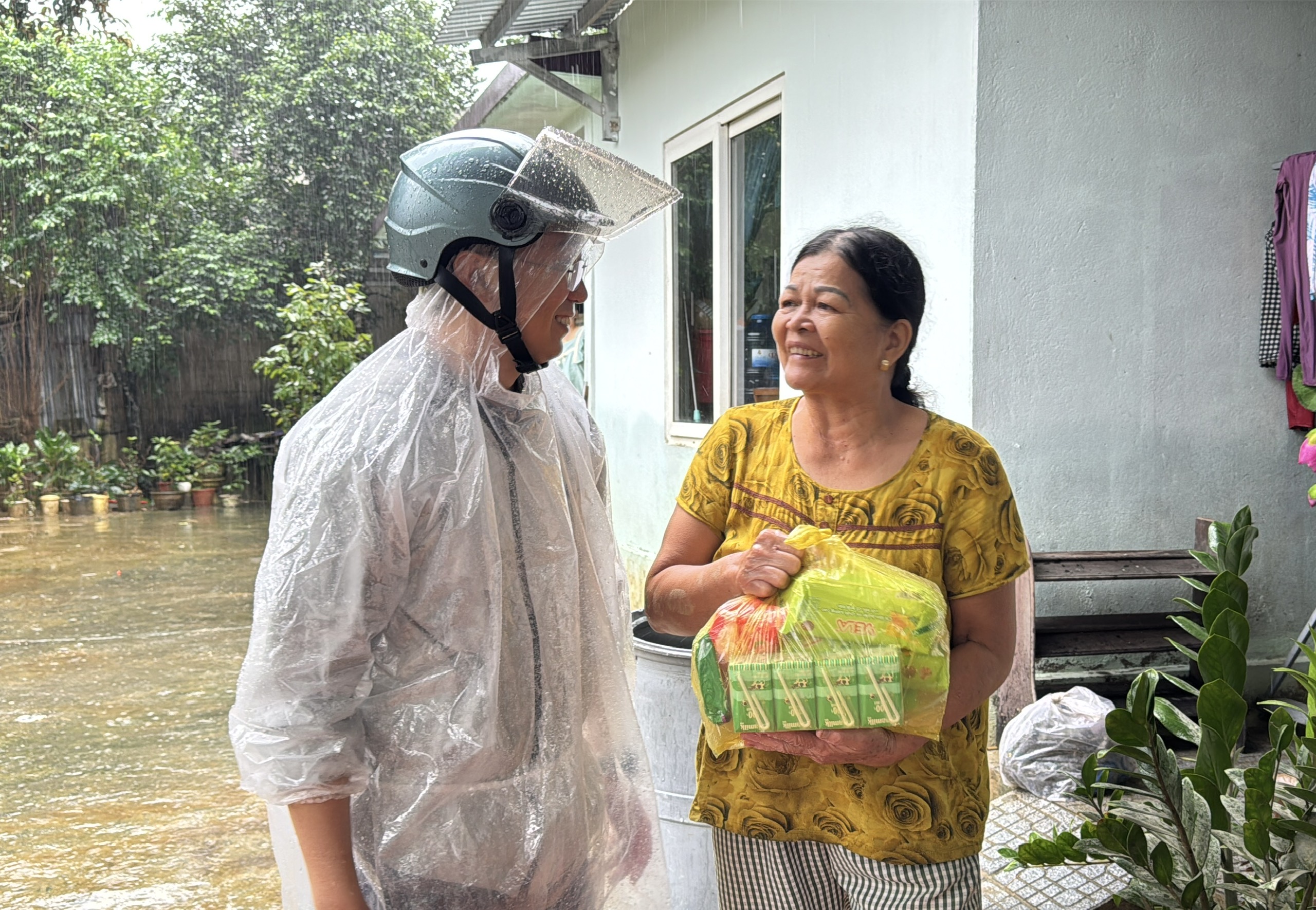 Hỗ trợ bà con vùng lũ