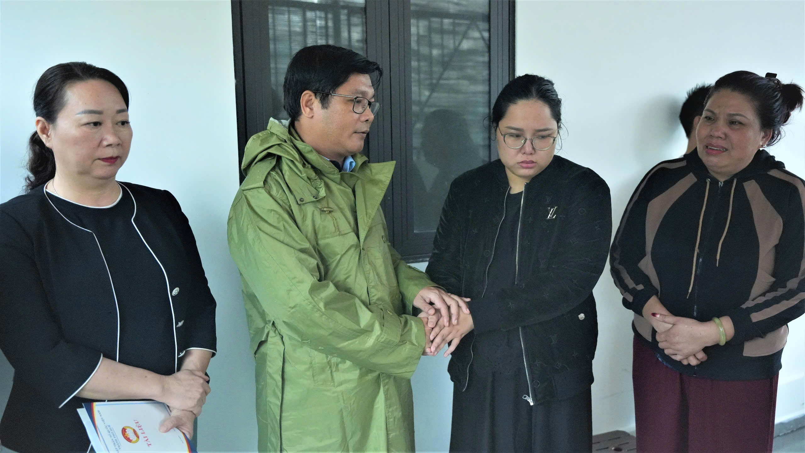 Lãnh đạo thành phố thăm, động viên gia đình cháu bé bị đuối nước