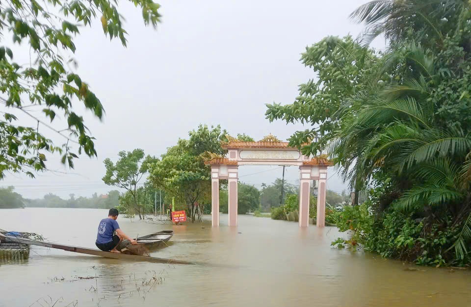 Một người mất tích do lật ghe, một người tử vong do bỏng lửa