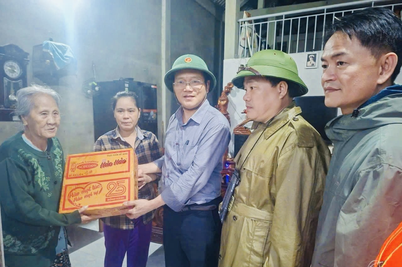 Hỗ trợ nhu yếu phẩm cho bà con ảnh hưởng nặng mưa lũ