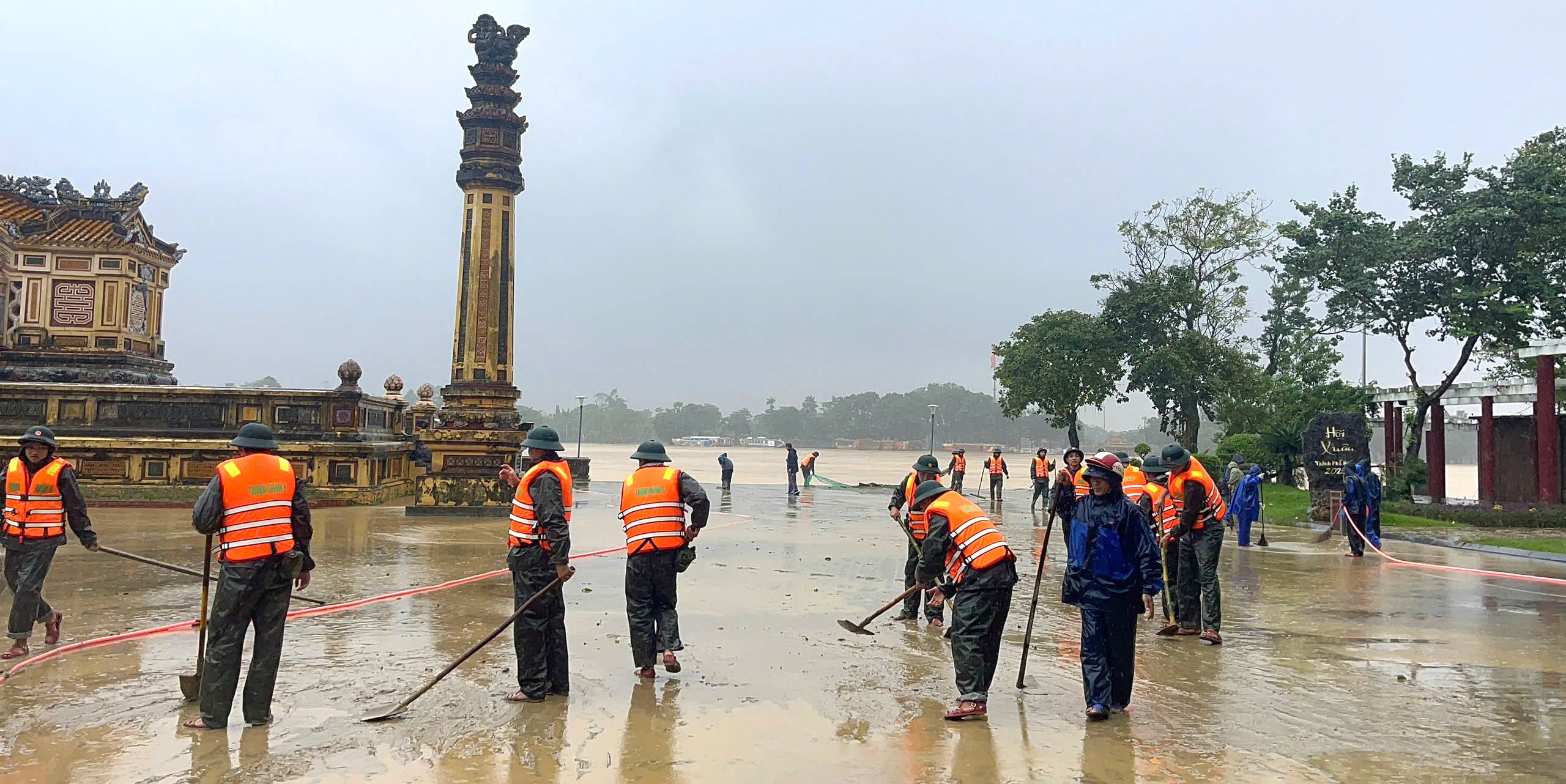 100 cán bộ, chiến sĩ ra quân hỗ trợ khắc phục hậu quả sau mưa lũ