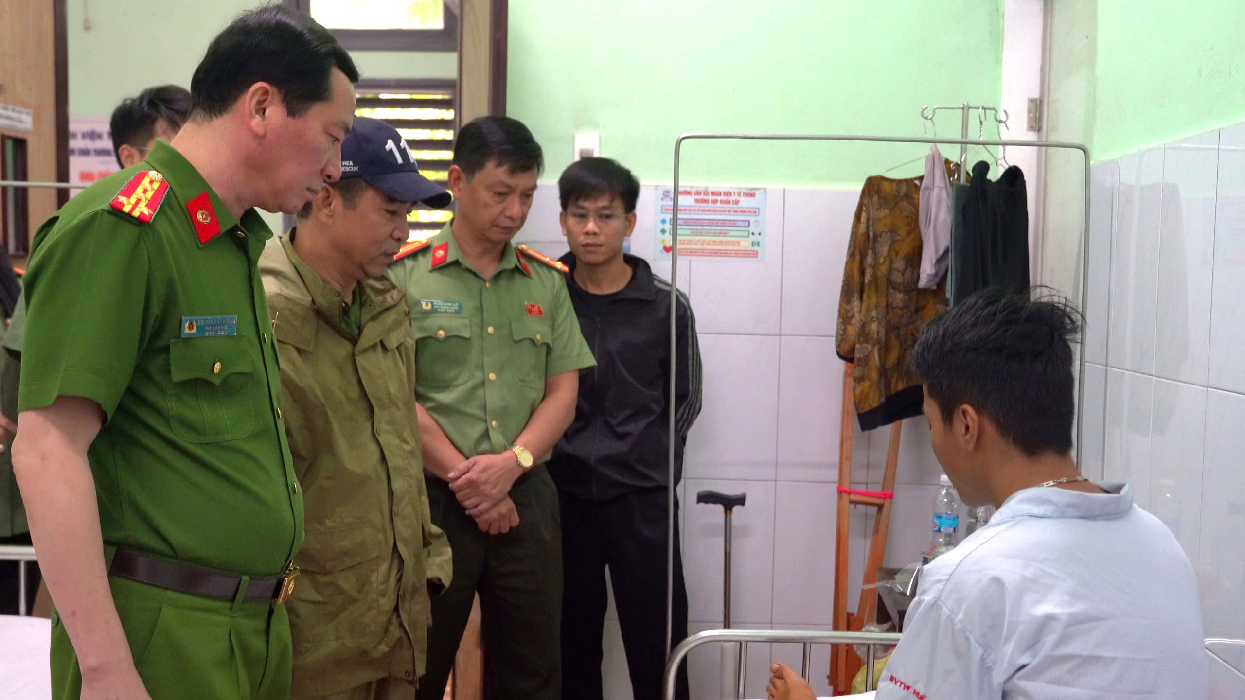 Thăm hỏi chiến sĩ công an bị thương khi cứu người dân