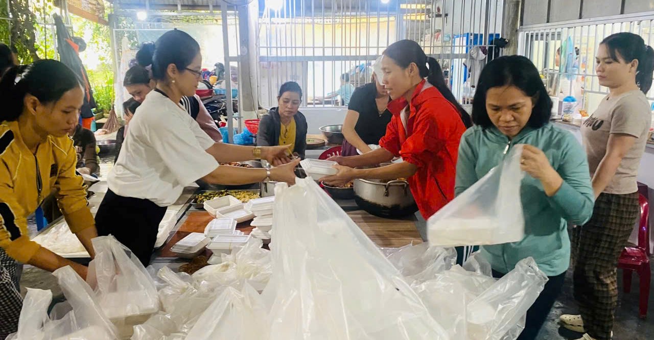 Sẻ chia cùng người dân vùng lũ