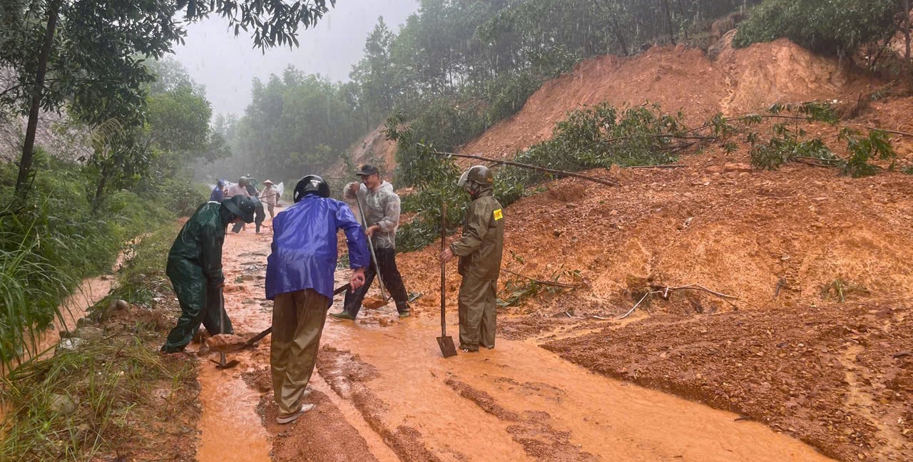 Sạt lở gây tắc nghẽn tỉnh lộ 14B