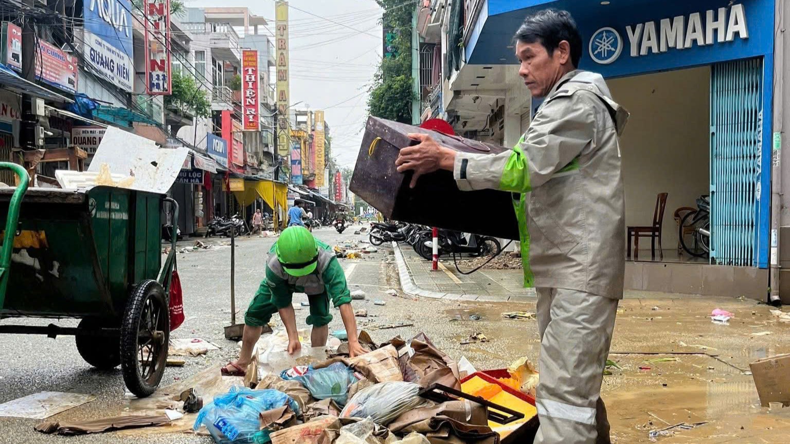 Dọn bùn, rác sau lũ