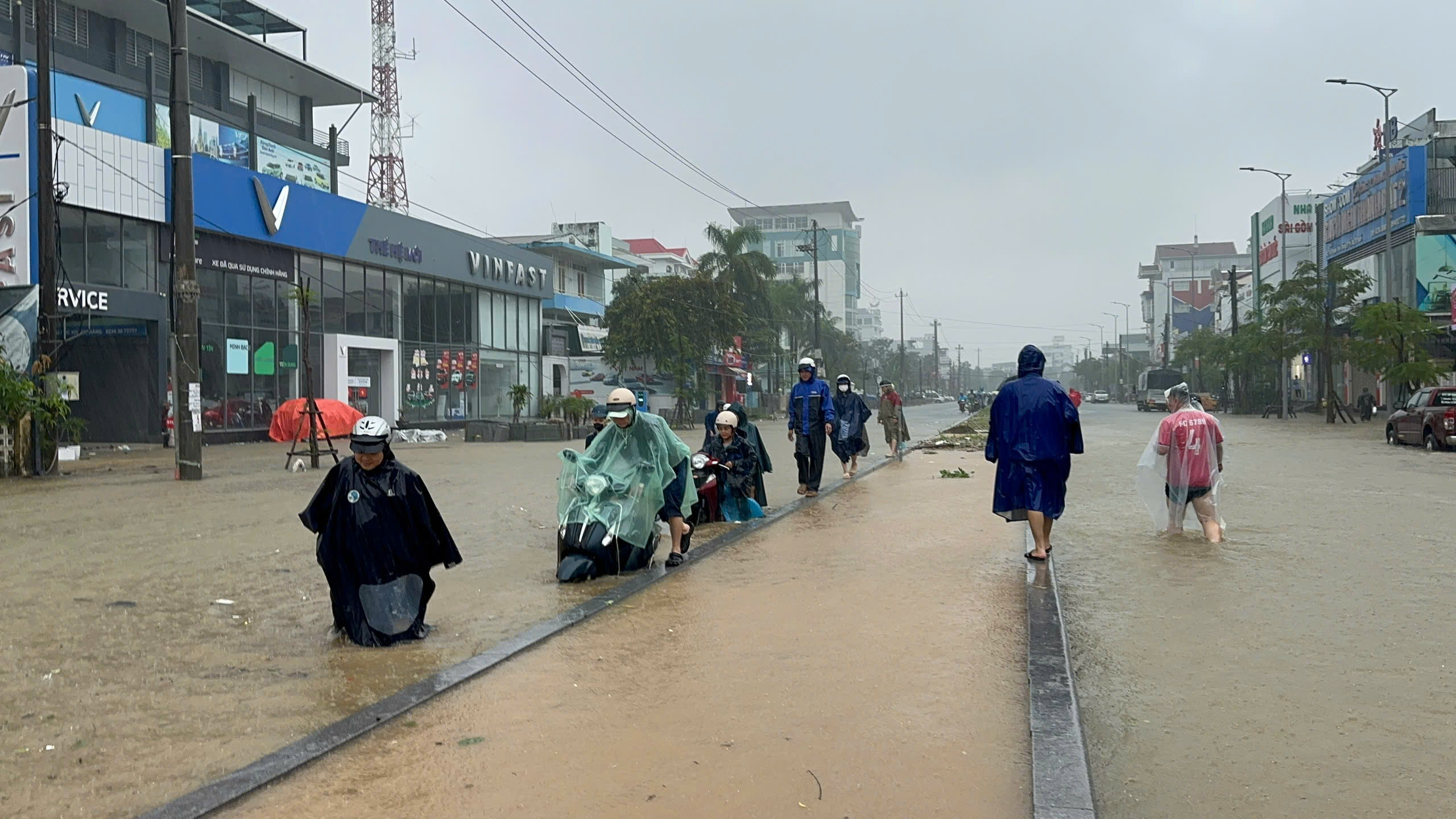 Chia sẻ bí kíp sinh tồn trong lũ