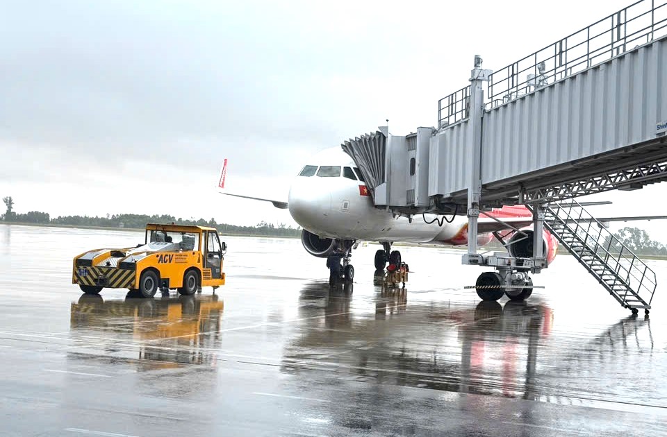 Giao thông đình trệ do lũ, các chuyến bay đến Huế vẫn được duy trì