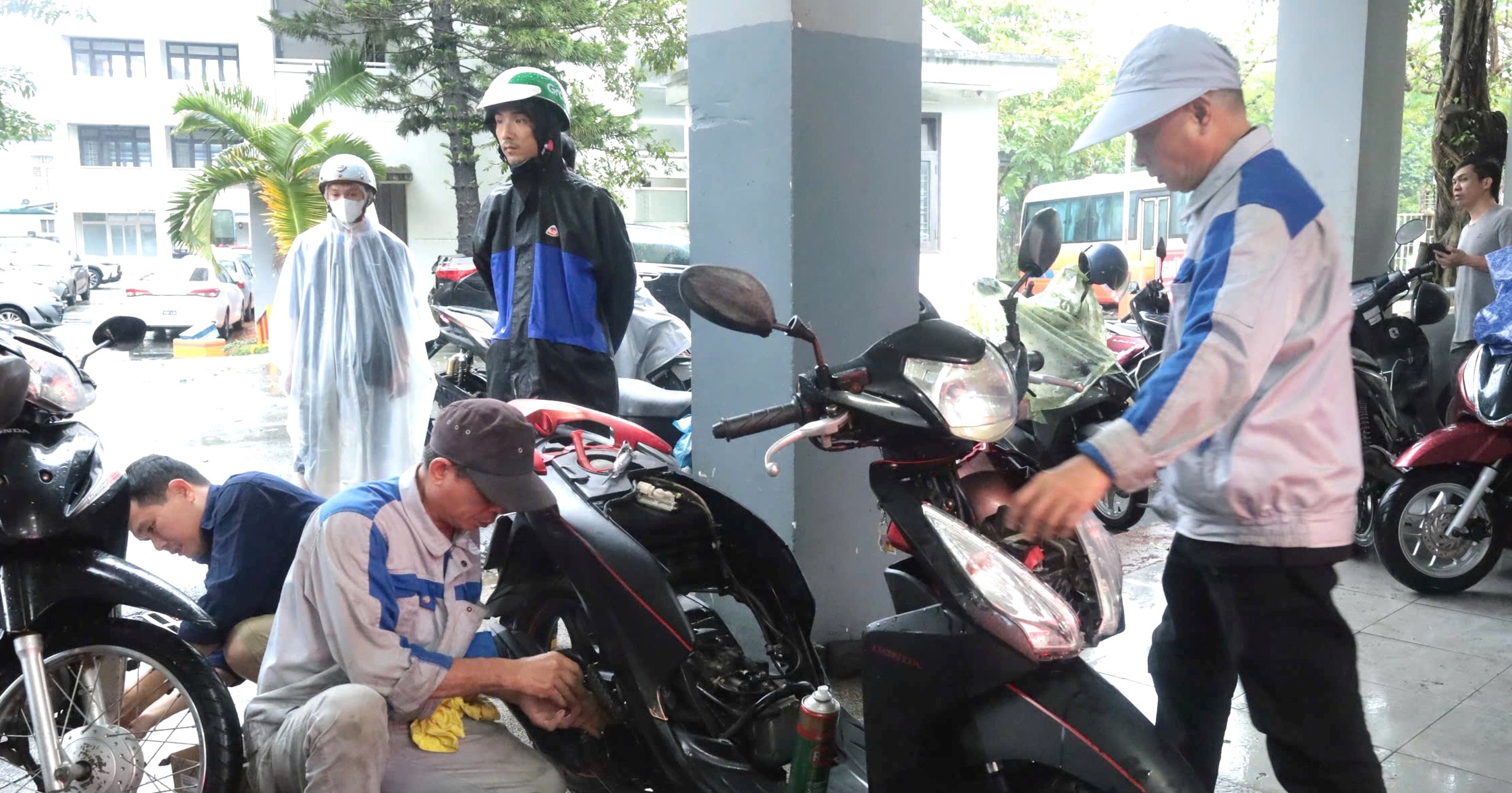 Trường Cao đẳng Huế sửa xe máy miễn phí giúp người dân