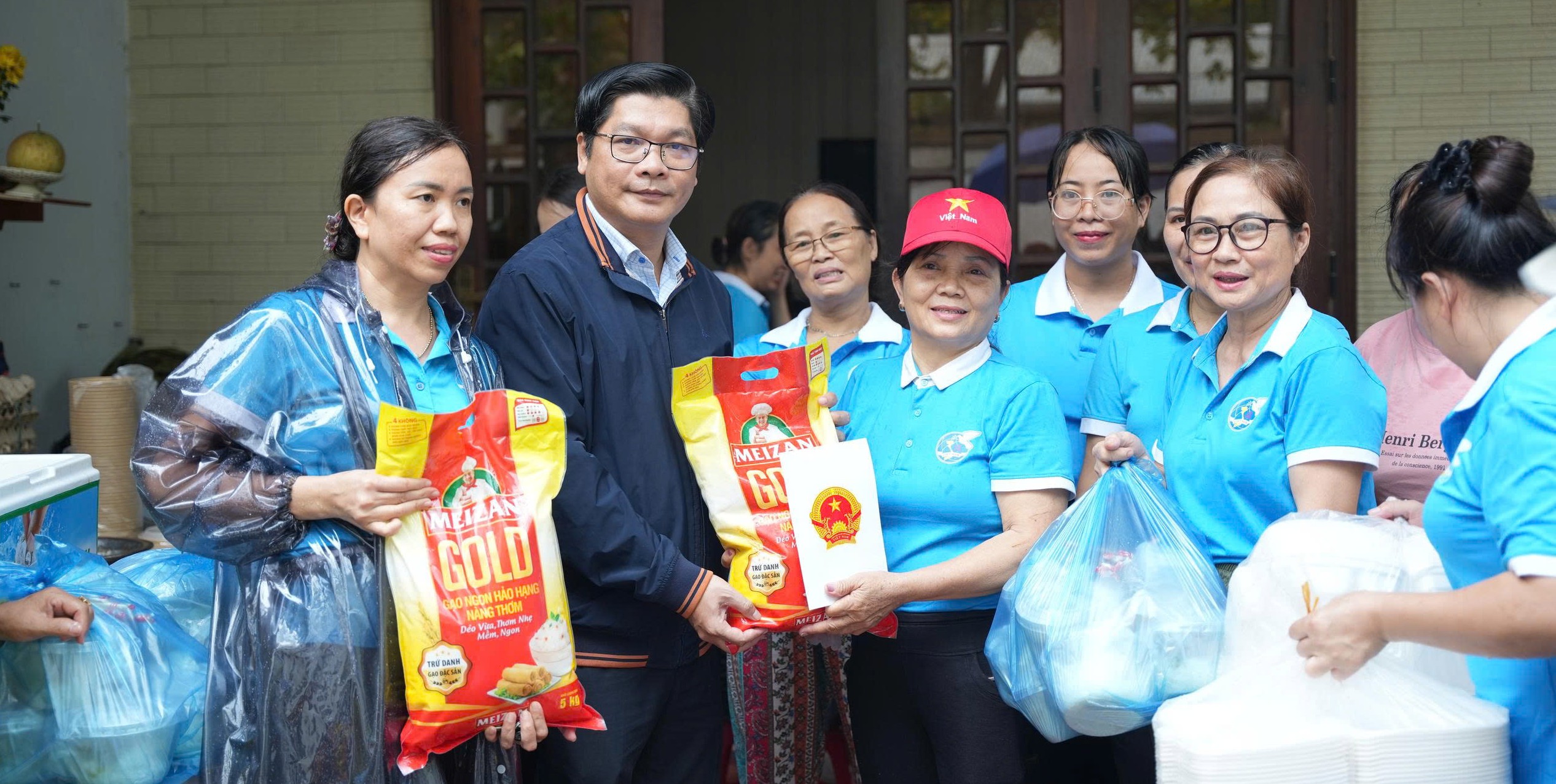 Lãnh đạo thành phố thăm, động viên bếp ăn miễn phí hỗ trợ đồng bào vùng lũ
