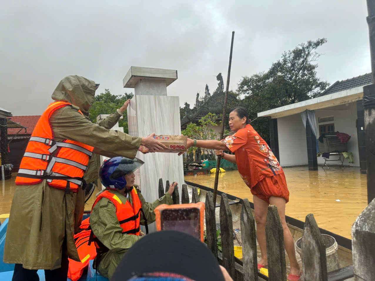 Trao gần 1 000 phần quà hỗ trợ người dân vùng lũ Phú Hồ bị cô lập