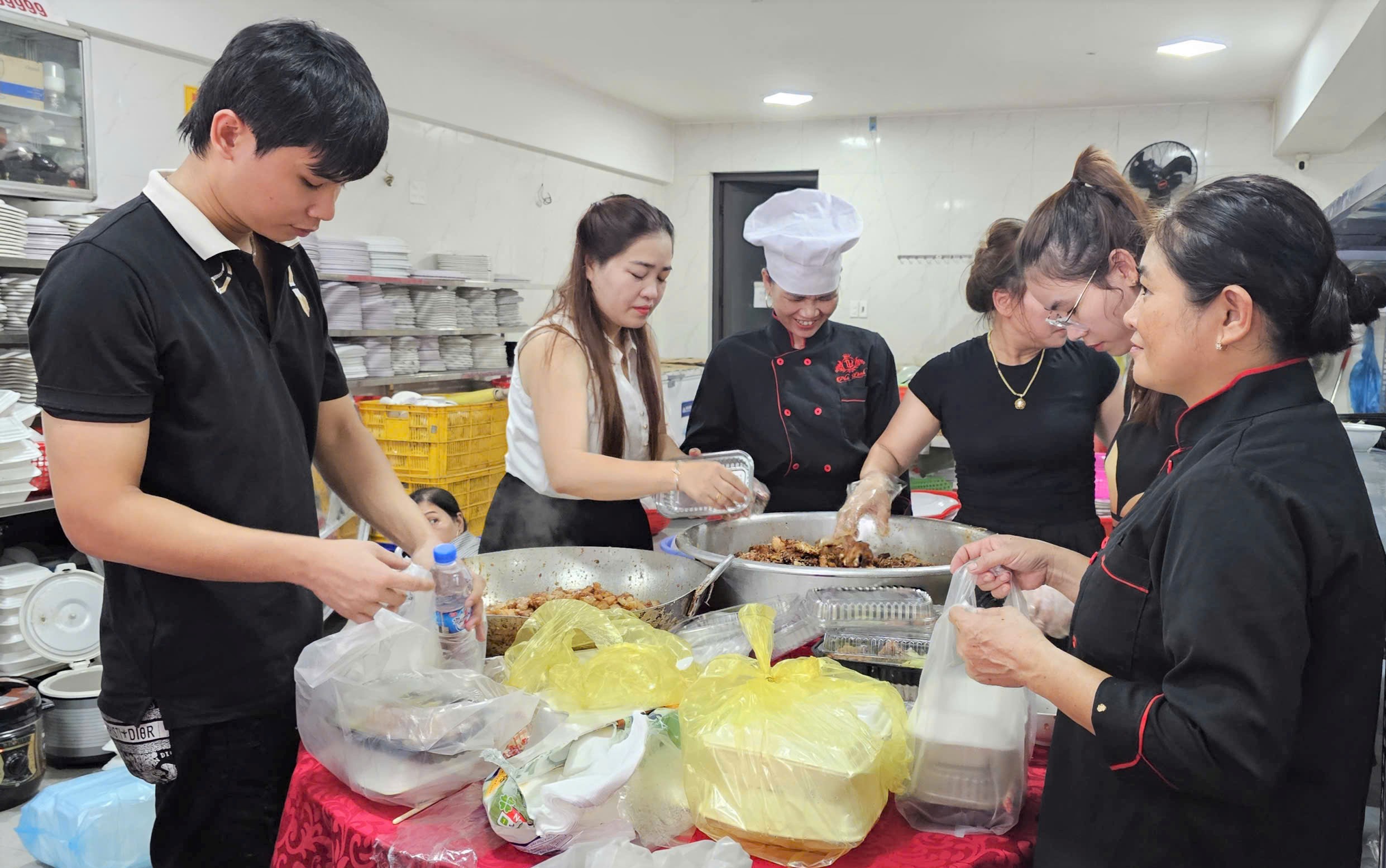 Tiếp sức cho đồng bào