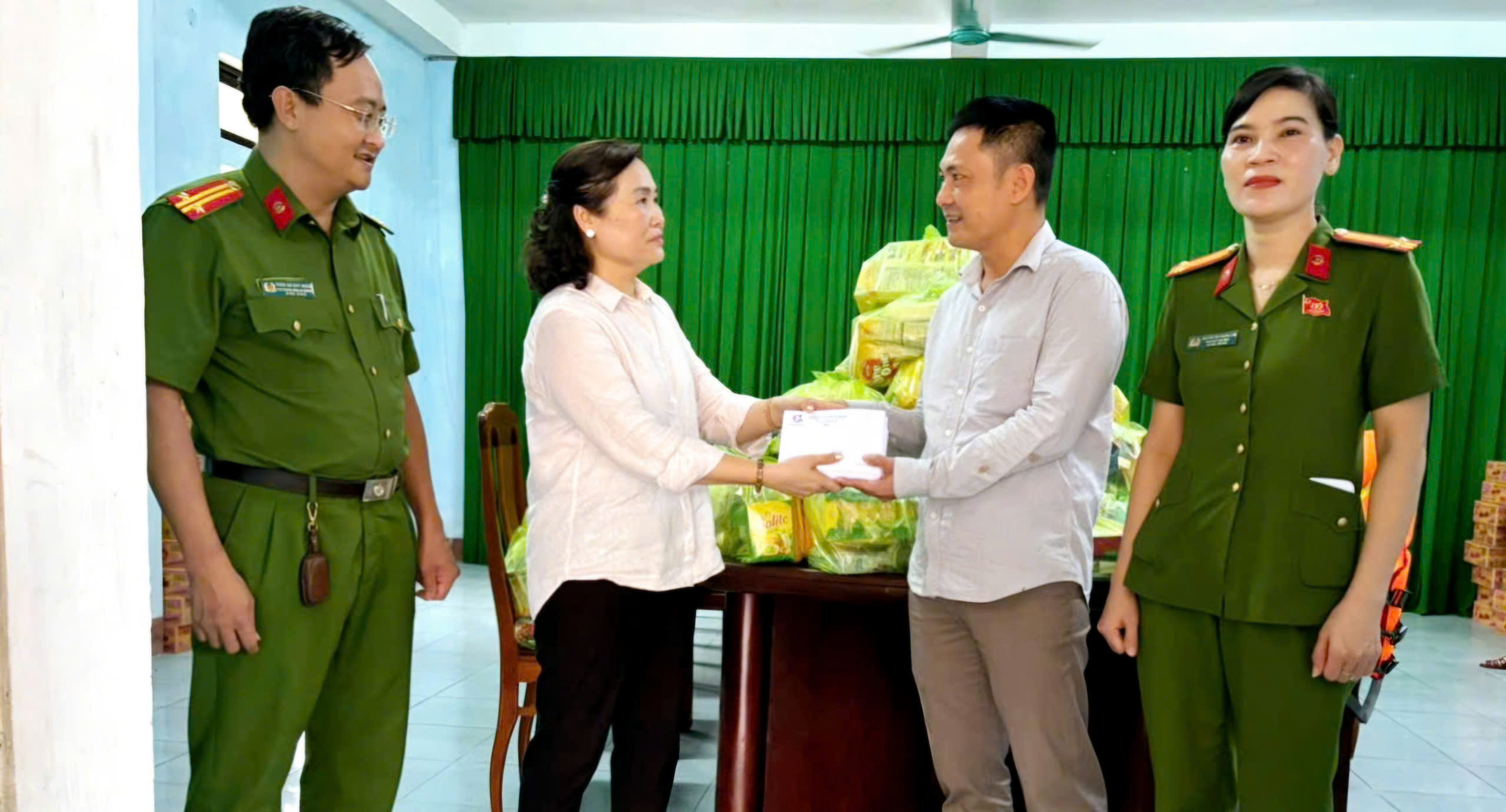 Công ty CP Vận tải Hùng Đạt trao 400 suất quà hỗ trợ bà con vùng lũ