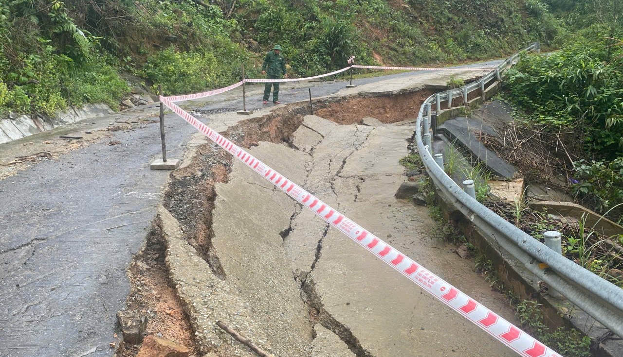 Giúp dân vùng núi sau lũ