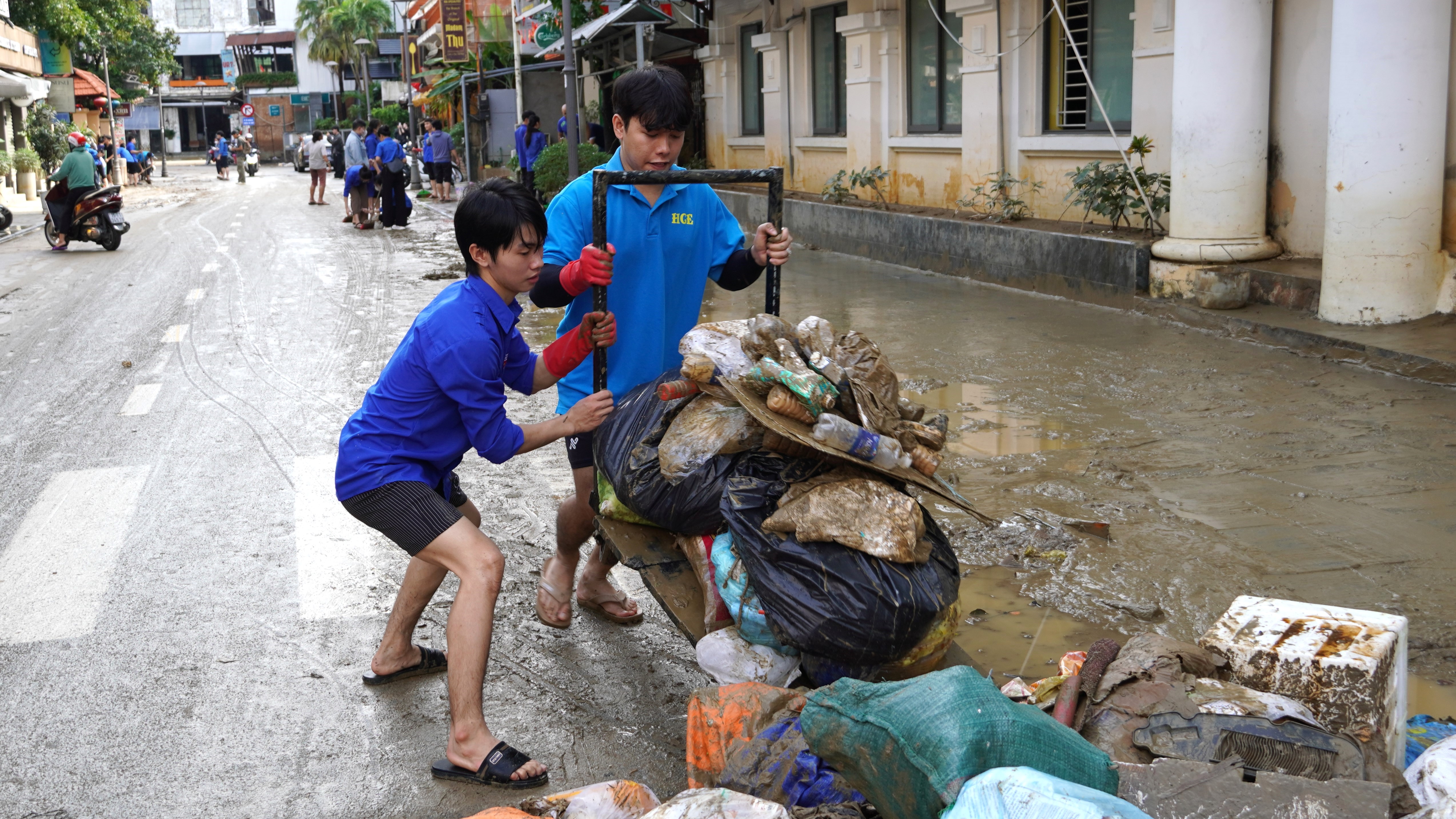 Đoàn viên, thanh niên tham gia làm sạch phố phường