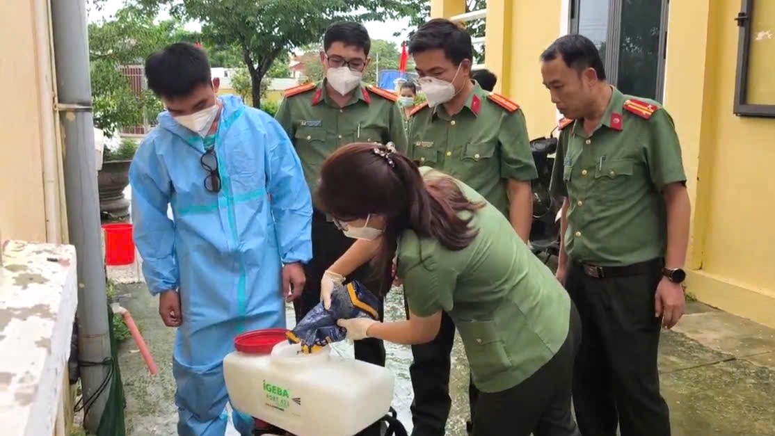 Khử khuẩn, làm sạch môi trường sau lũ