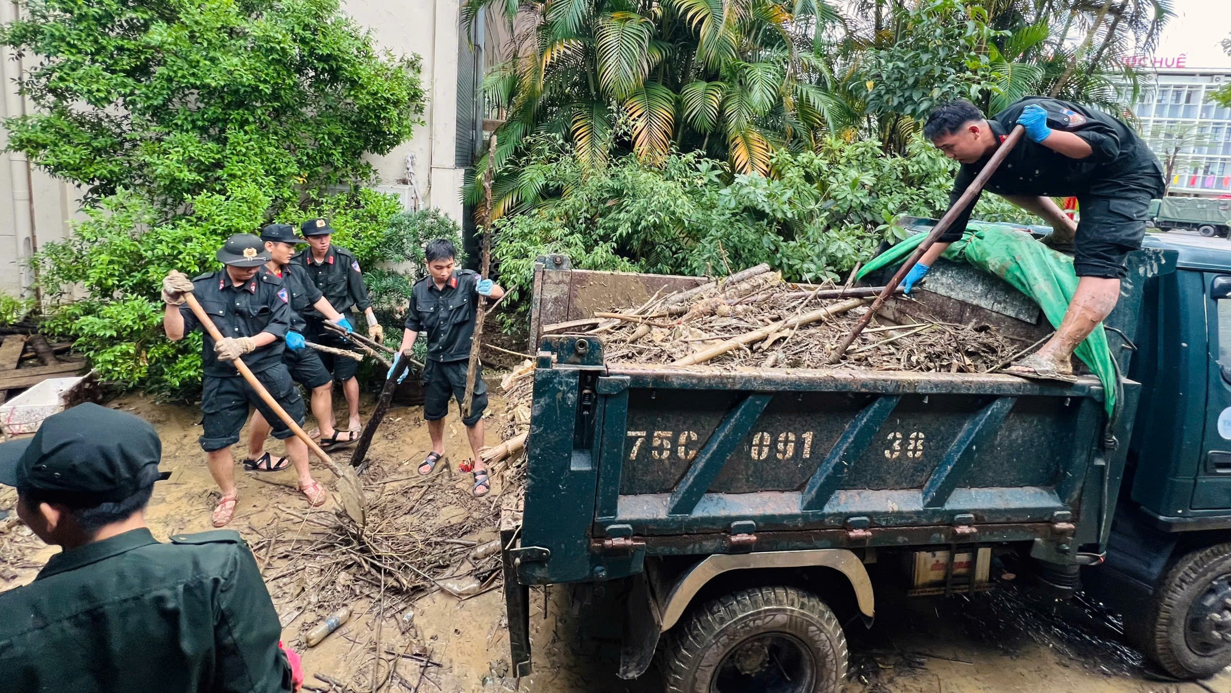 Chi viện TP Huế khắc phục hậu quả mưa lũ