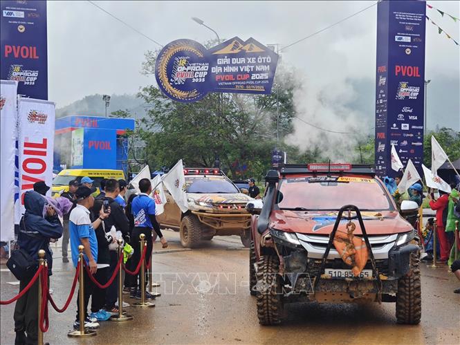 Khai mạc giải đua ô tô địa hình lớn nhất từ trước tới nay