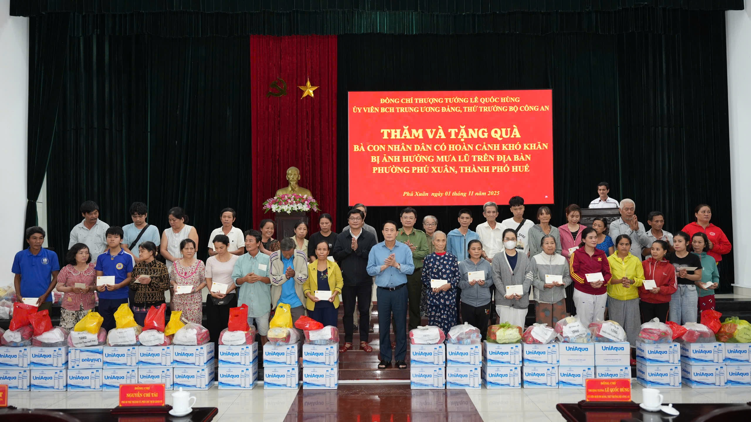 Thượng tướng Lê Quốc Hùng thăm, tặng quà người dân bị ảnh hưởng mưa lũ tại thành phố Huế