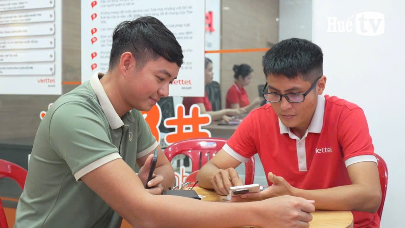 Nhộn nhịp mua sim Viettel sau mưa lũ