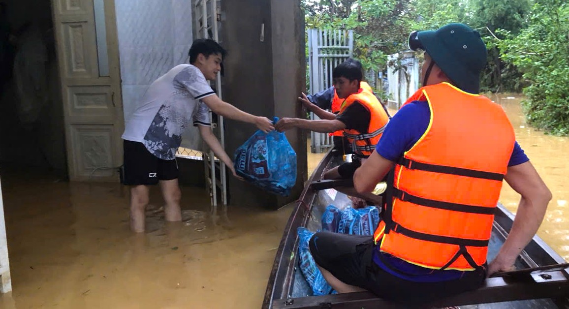 Cùng bà con vùng rốn lũ