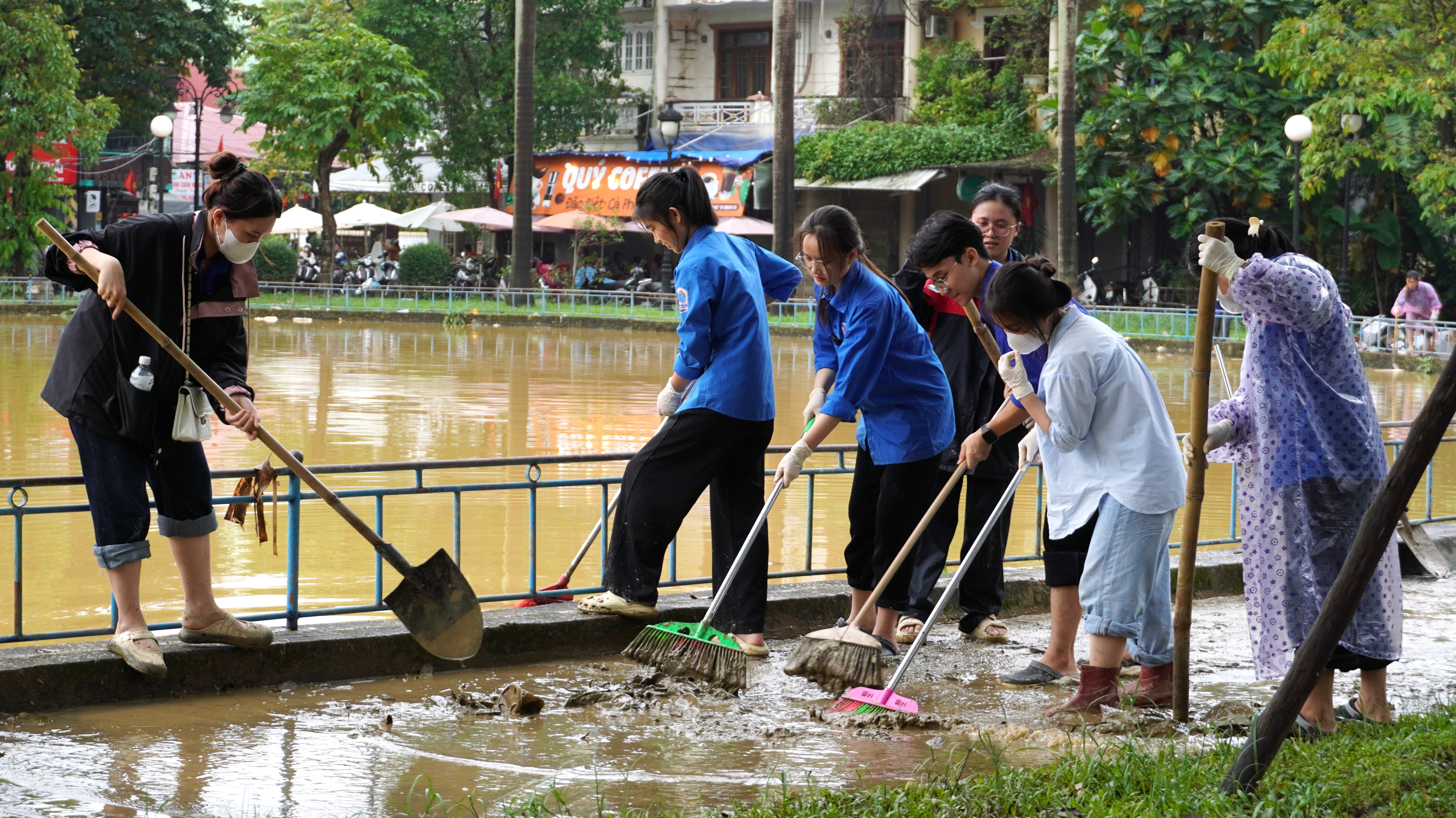 Đồng loạt ra quân “Ngày Chủ nhật xanh” dọn vệ sinh sau mưa lũ