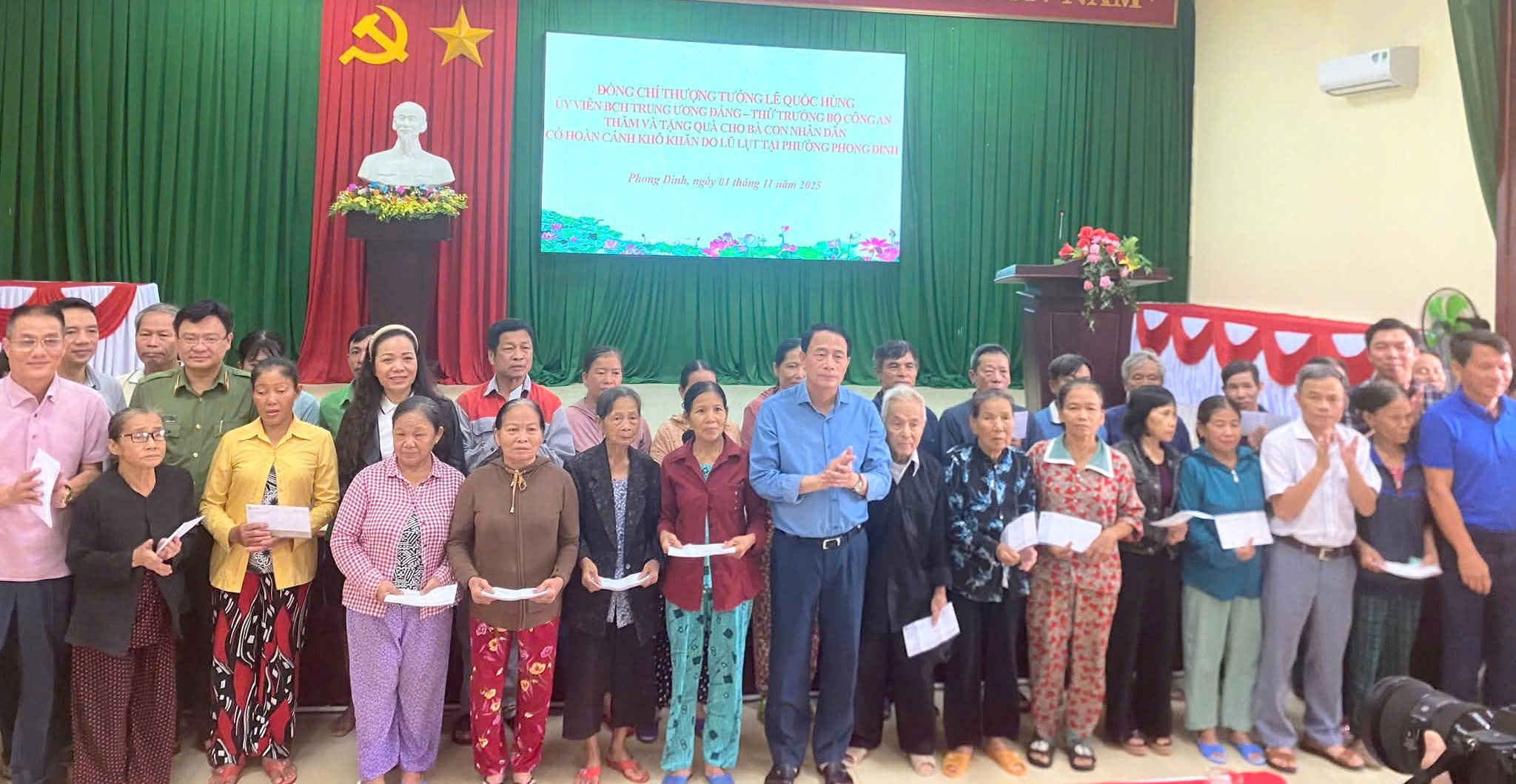 Sẻ chia với những khó khăn, mất mát của người dân vùng lũ