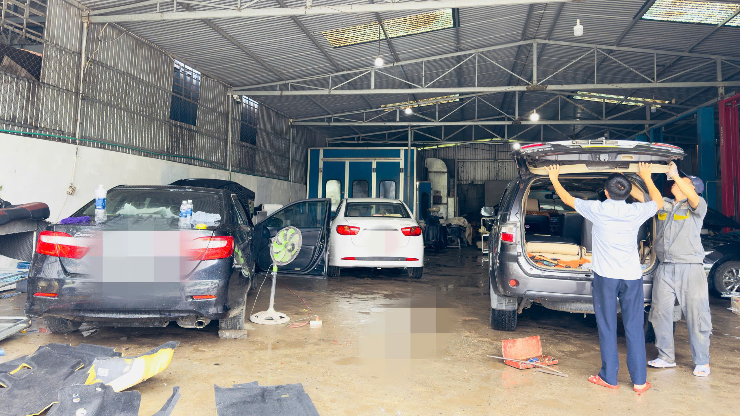 Garage ô tô quá tải sau mưa lũ