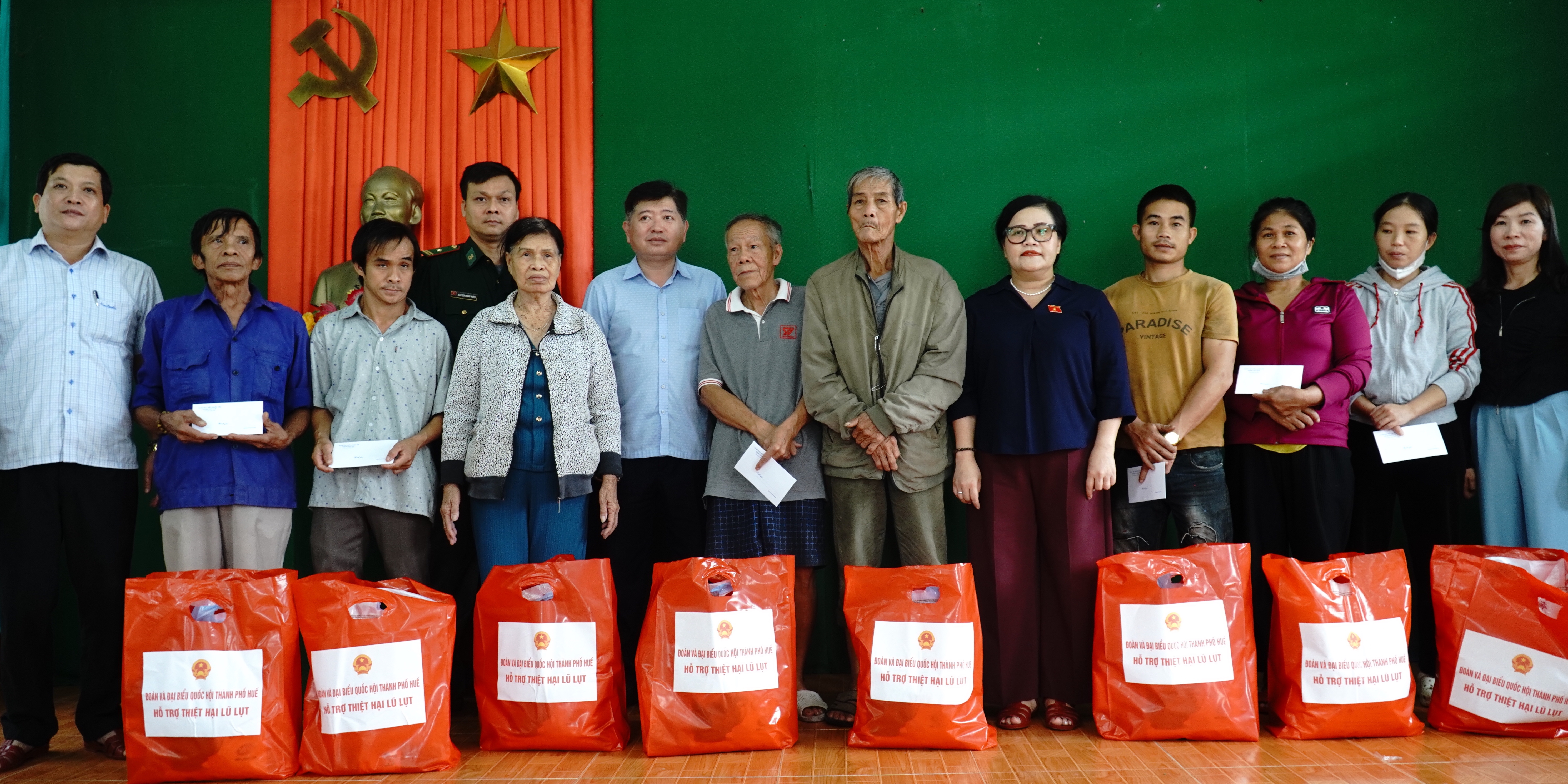 Đoàn Đại biểu Quốc hội thành phố thăm hỏi, trao quà hỗ trợ người dân vùng lũ