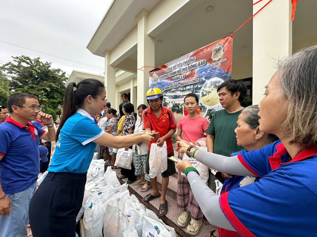 Nhiều tổ chức, cá nhân chung tay hỗ trợ người dân khắc phục hậu quả sau lũ