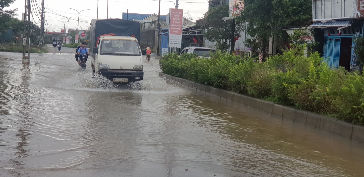 Mực nước sông chính của thành phố lên trên báo động 3