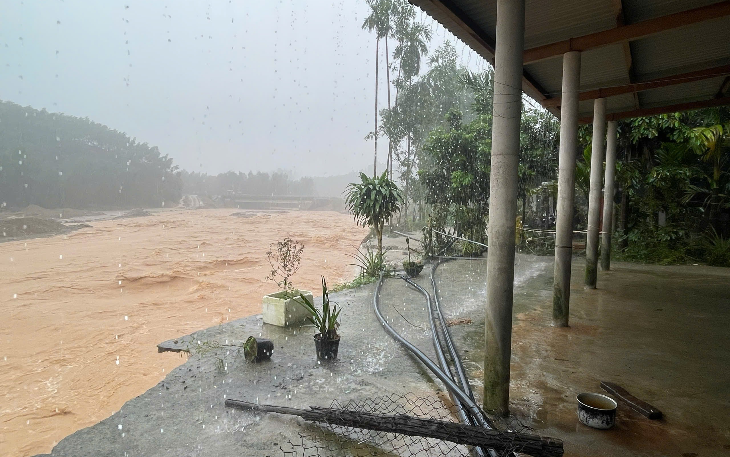 Di dời các hộ dân ở Khe Tre do sạt lở bờ sông