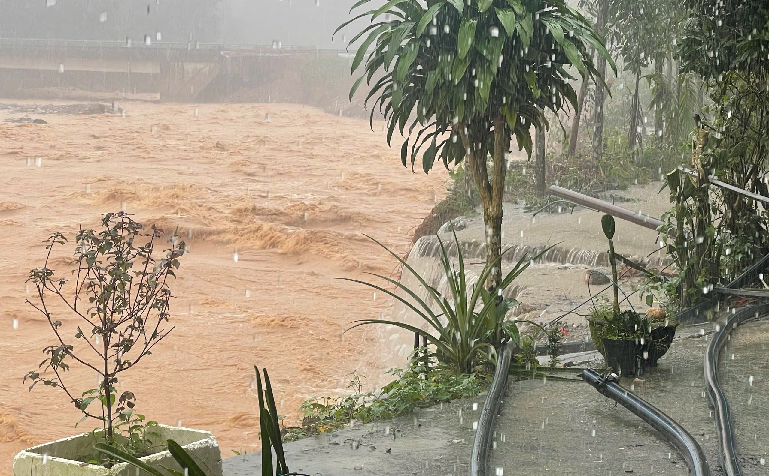 Di dời dân khỏi khu vực nguy cơ trượt lở núi