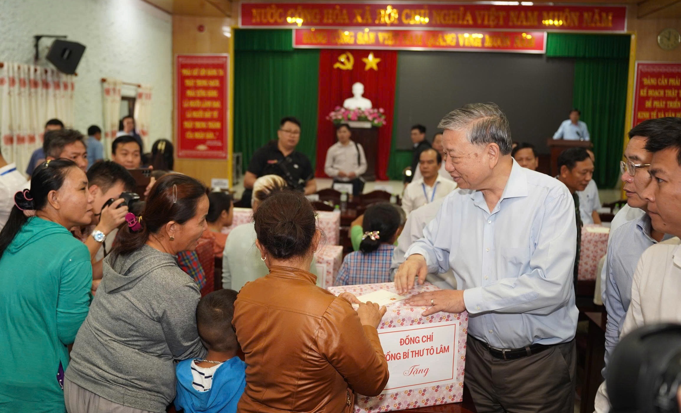 Chung sức đồng lòng để vượt qua khó khăn