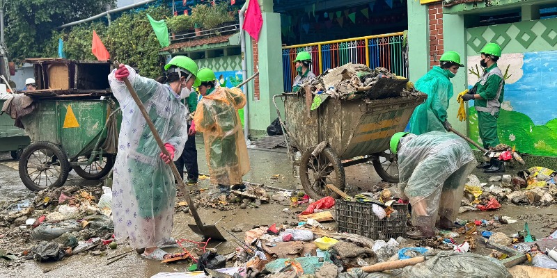 Làm sạch thành phố sau đợt lũ dữ