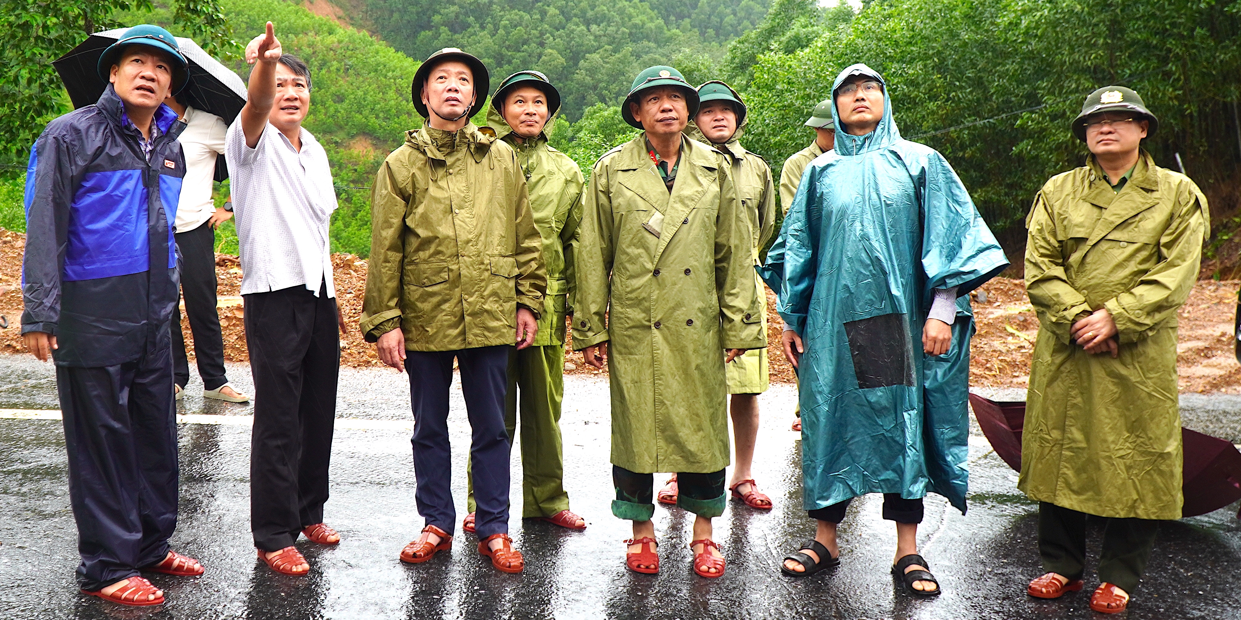 Chủ tịch UBND thành phố Phan Thiên Định kiểm tra các điểm sạt lở, vùng xung yếu