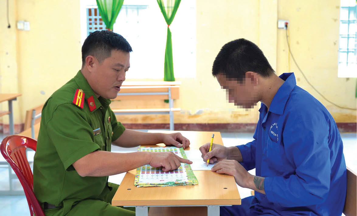 Thắp lửa tri thức, khơi dậy ý chí làm lại cuộc đời