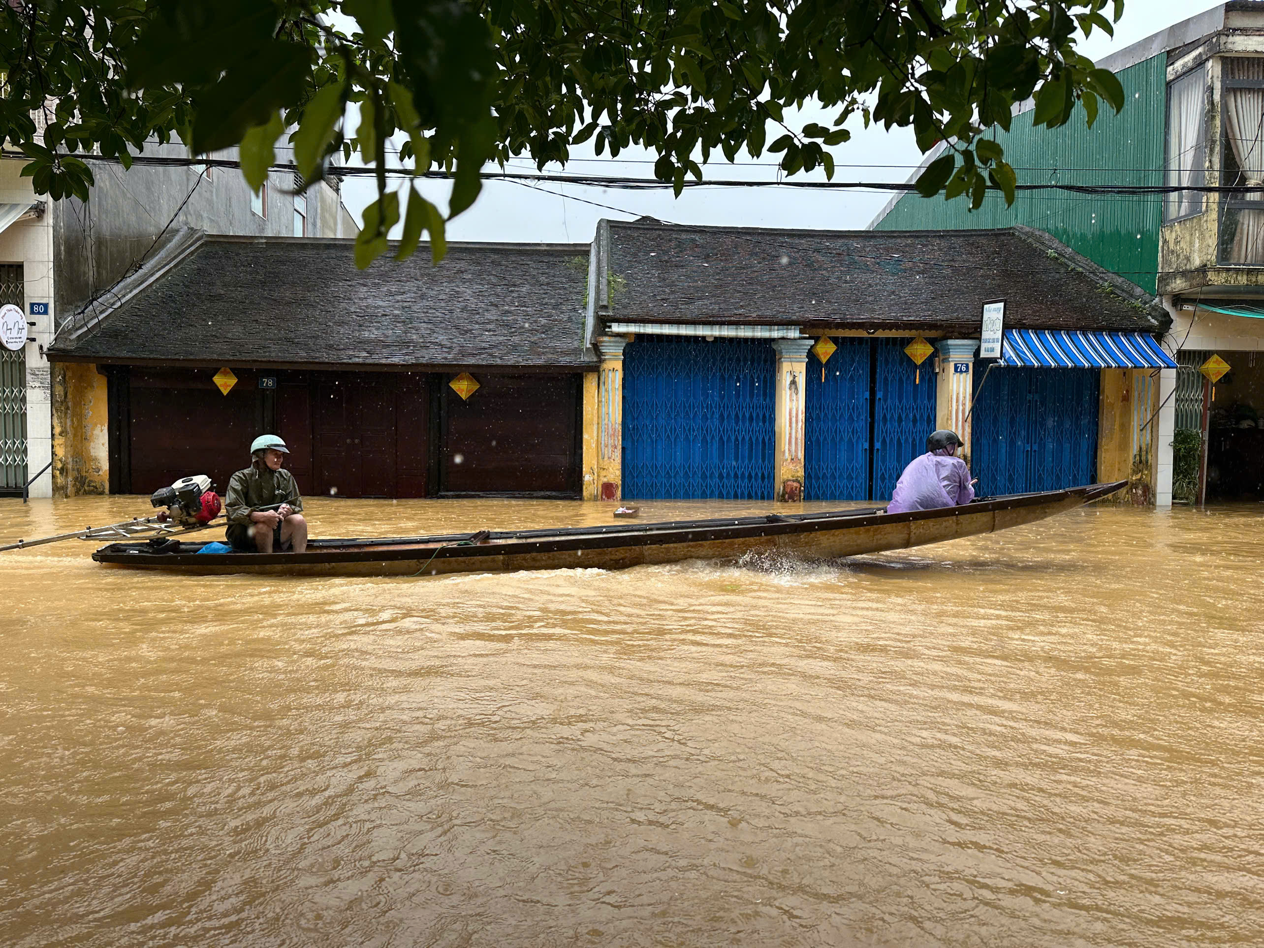 Mưa trắng trời, người dân TP Huế lần thứ 3 phải ứng phó với lũ lớn