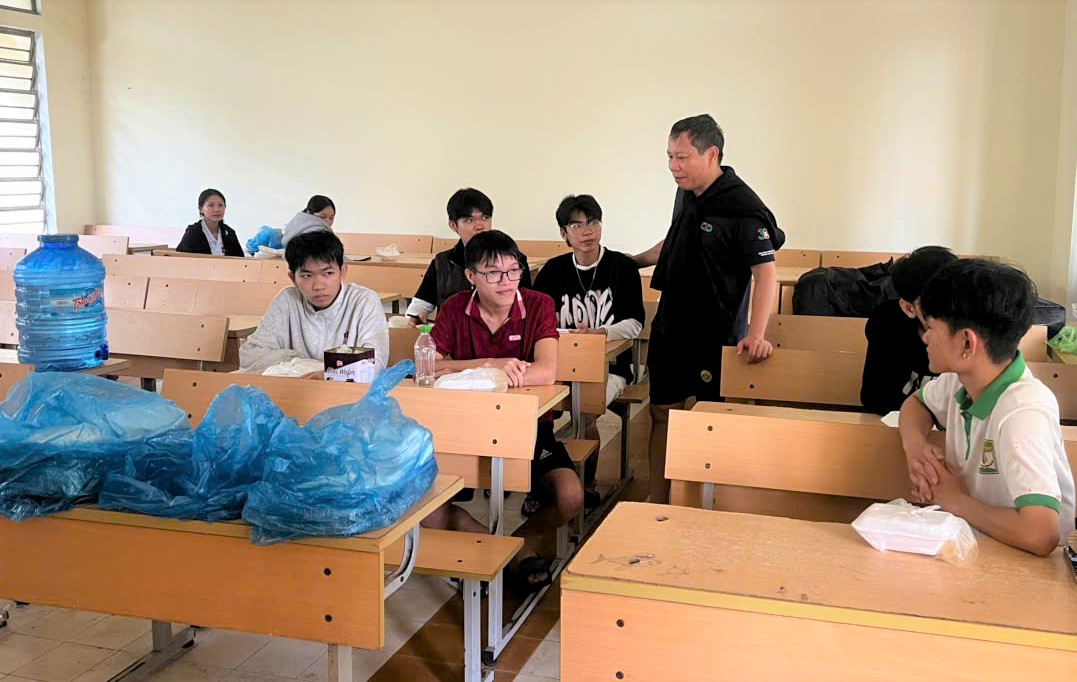 Mở cửa giảng đường đón sinh viên tránh lụt