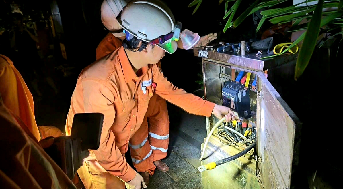 Một số khu vực ở Huế tạm ngừng cấp điện do mực nước các sông lên cao trở lại