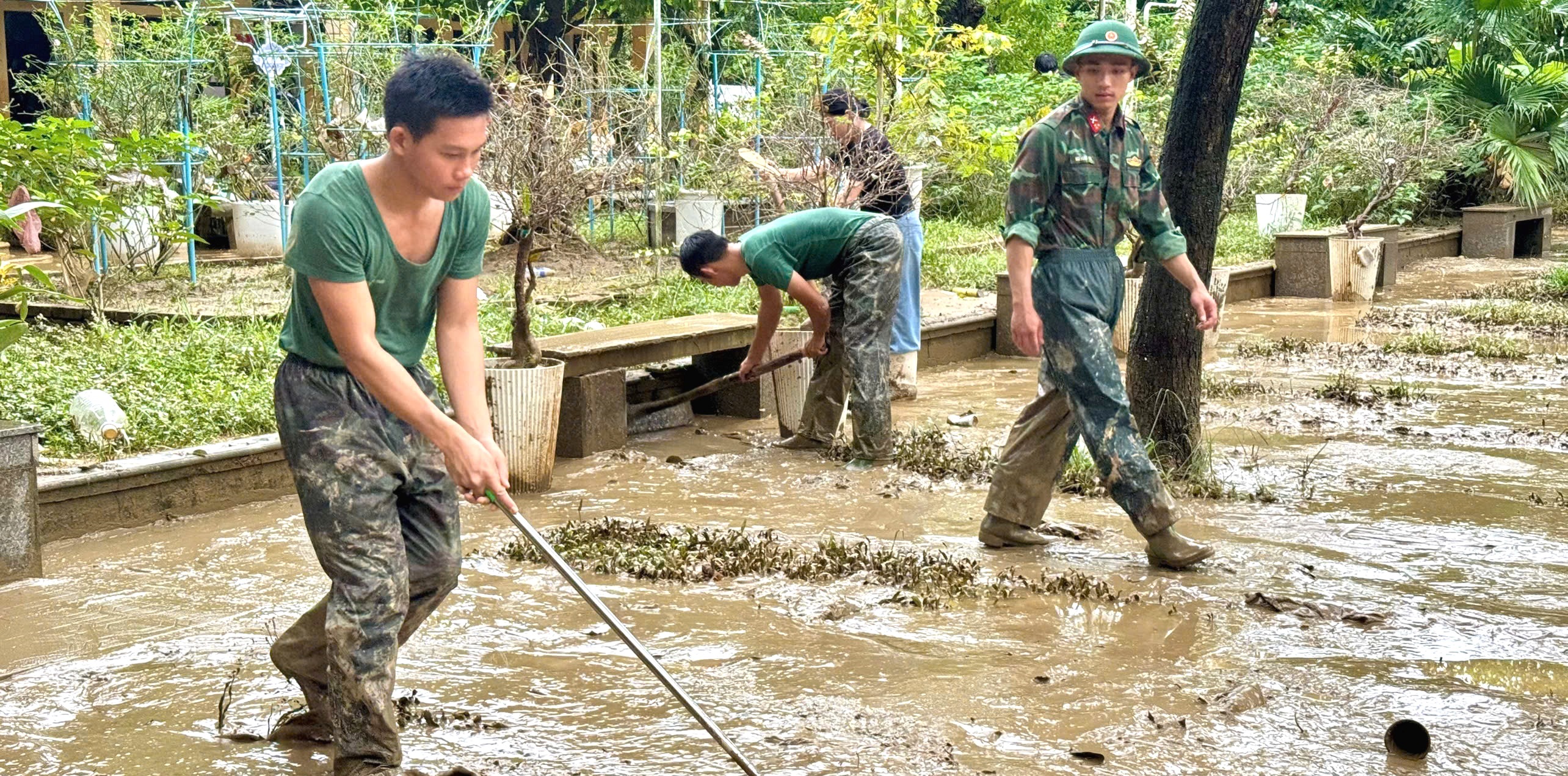 Các trường bị ngập lụt tiếp tục cho học sinh nghỉ học