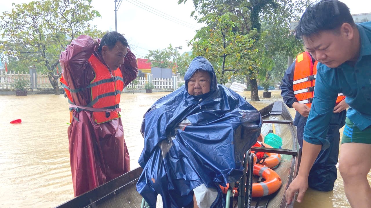 Kịp thời đưa sản phụ, bệnh nhân đi cấp cứu trong mưa lũ