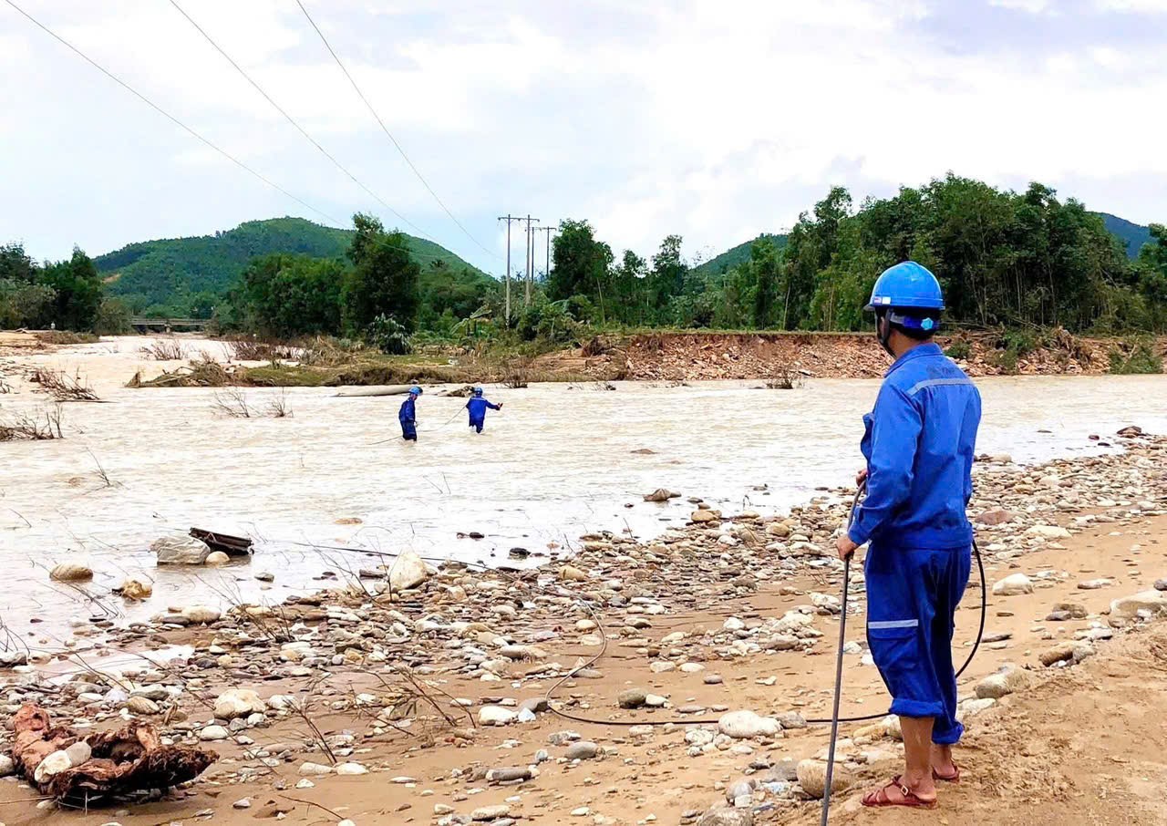 Các nhà mạng tăng cường ứng cứu thông tin liên lạc trong lũ
