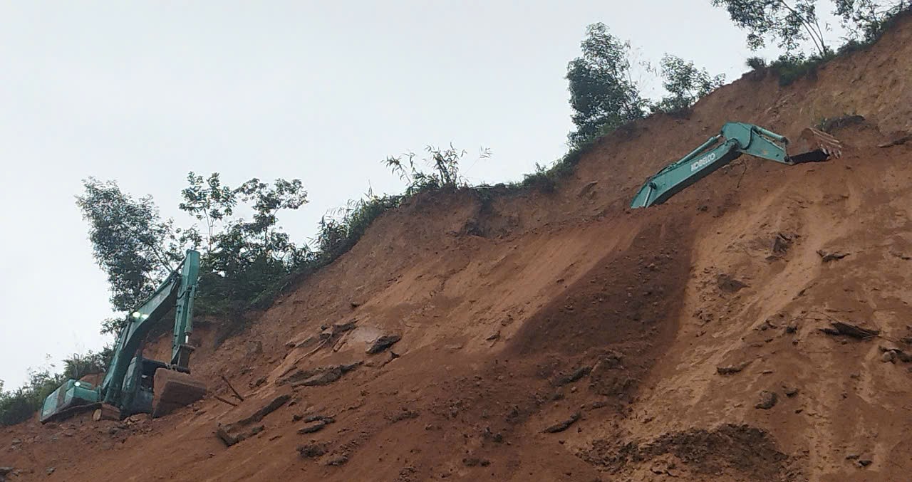 Còn 14 vị trí bị tắc, chưa thông tuyến trên đường Hồ Chí Minh