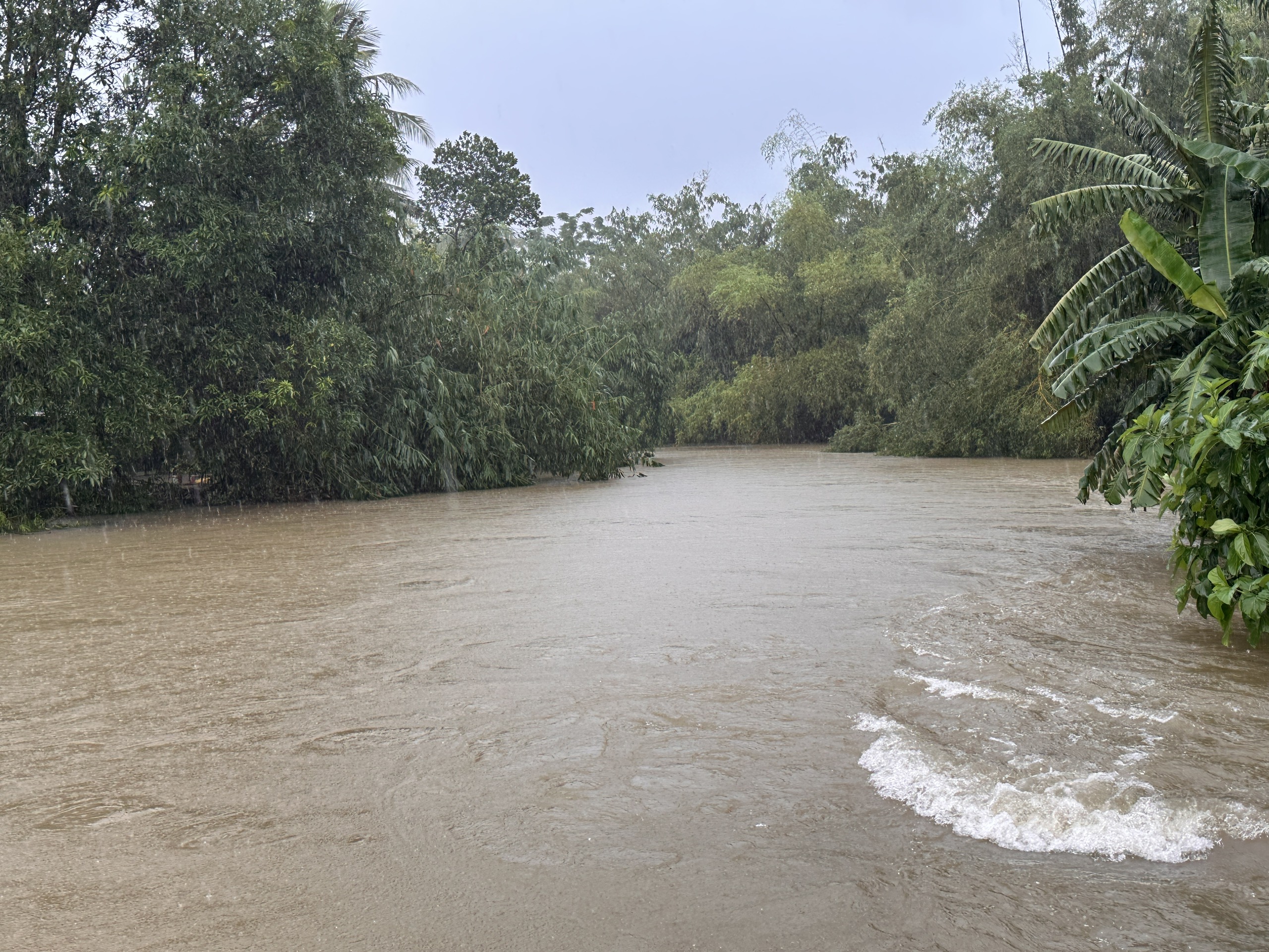 Dự báo trong 24 giờ tới, nước sông Hương thấp hơn đỉnh lũ vừa qua từ 0,5-0,7m
