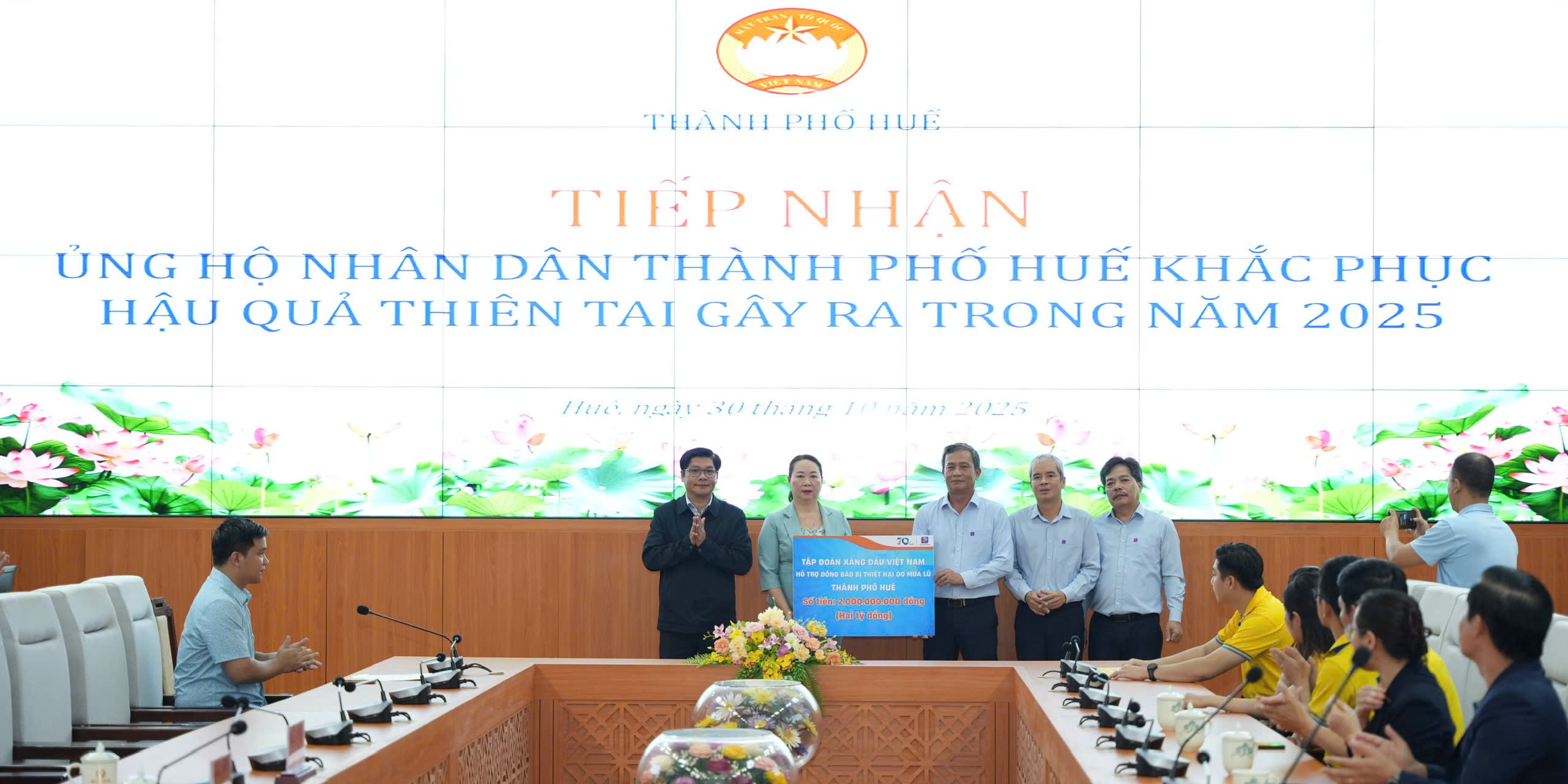 Tiếp nhận 800 triệu đồng hỗ trợ Nhân dân TP Huế khắc phục hậu quả mưa lũ