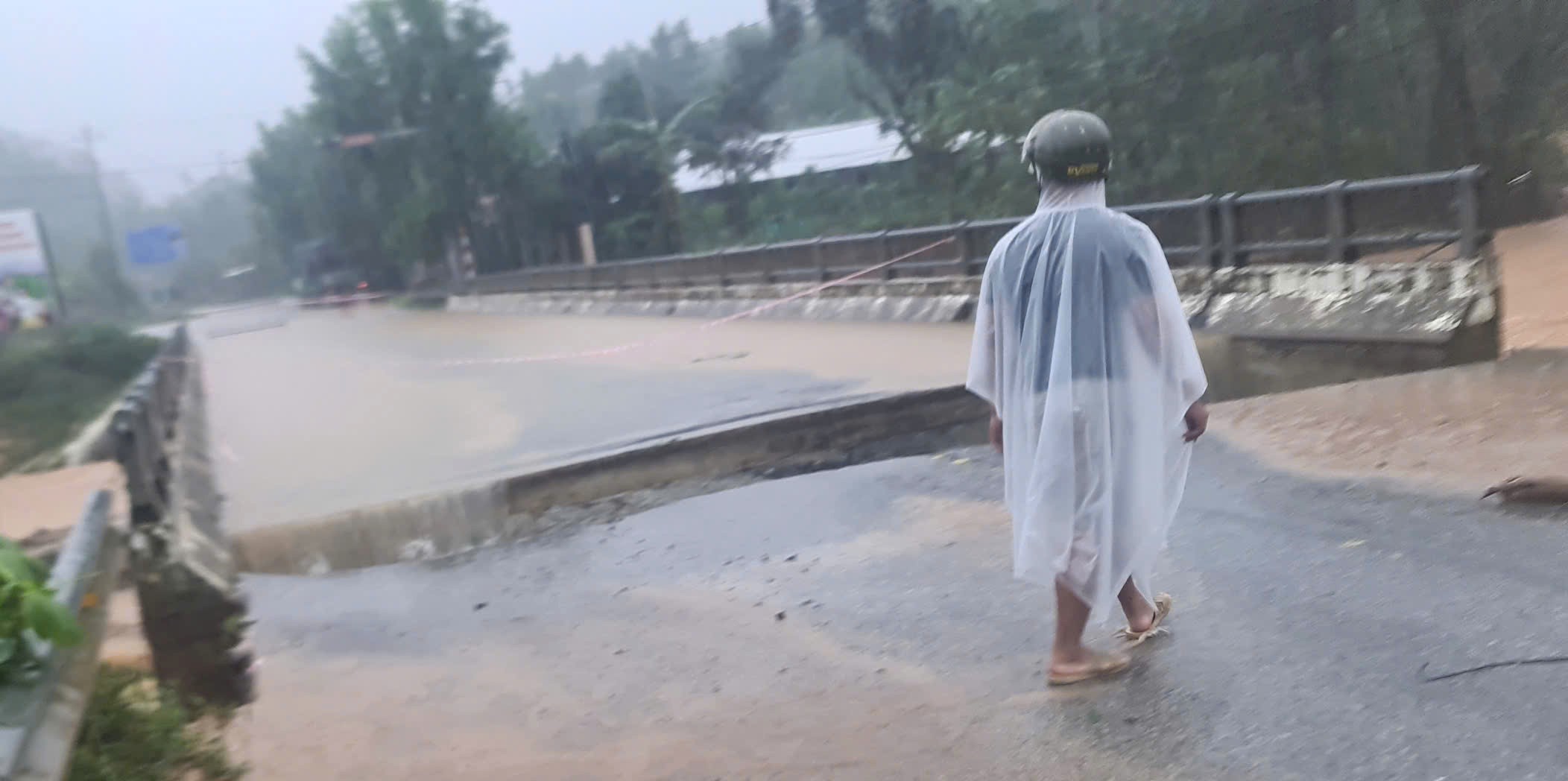 Sập mố cầu Phú Mậu trên tuyến Tỉnh lộ 14B, giao thông khu vực huyện Nam Đông cũ lại bị chia cắt