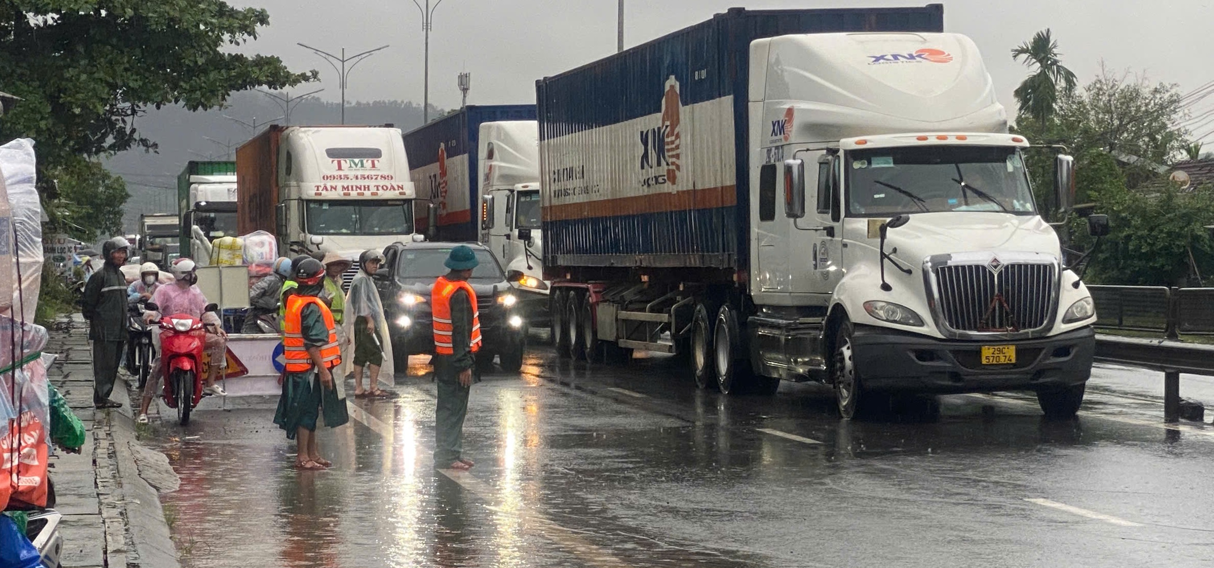 Ứng trực điều tiết giao thông ở Quốc lộ 1A và khắc phục các điểm sạt lở